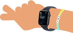 Cartoon-Illustration von zwei Kinderarmen, beide tragen eine Apple Watch SE 3, eine mit der Aktivitätsapp, die andere mit der Nachrichten App